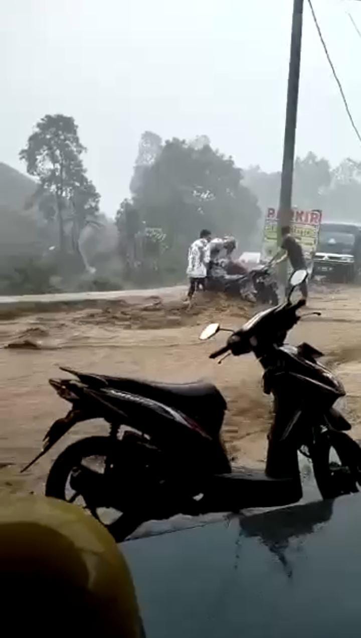 Saluran tersumbat tempat wisata terasering banjir