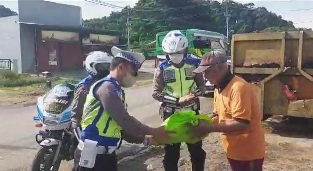 Satlantas polres Singkawang berbagi sembako