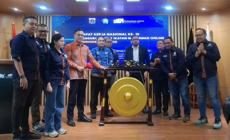 Staf Khusus Gubernur DKI Jakarta Chico Hakim buka Rakernas Ikatan Wartawan Online