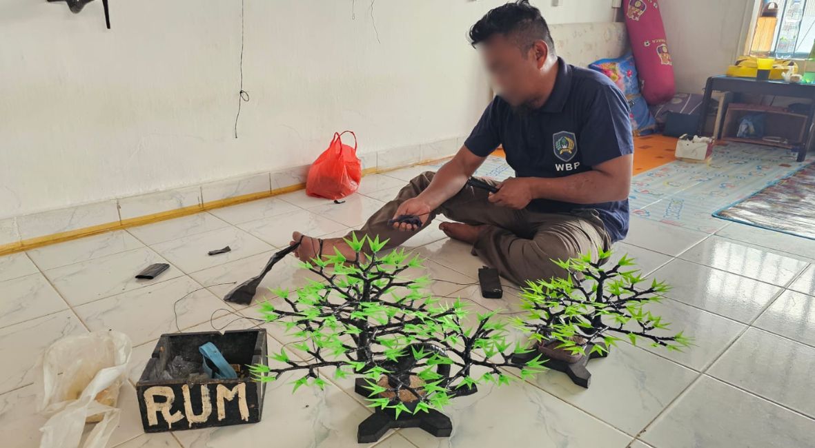 Warga Binaan Lapas Pangkalpinang Sulap Kantong Plastik Bekas dan Spunbond Jadi Bonsai